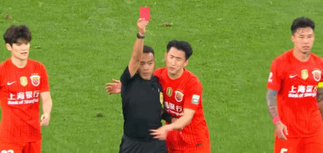 中超焦点战1-1爆冷！海港队外援疑似故意暴力行为引发争议，疑似动手遭主裁出示红牌，事件或将触发中国足协进一步调查与追加处罚决定