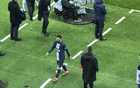 梅西疑似遭遇俱乐部内部打压？再次遭巴黎球迷狂烈嘘声，法媒披露其比赛期间频繁走动被指磨洋工，引发舆论热议与争议不断升级