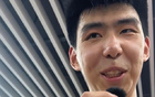 徐昕谈及身披国家队战袍的荣耀体验，幽默调侃王俊杰频繁传球引发记者会现场欢笑，展现年轻球员自信与活力