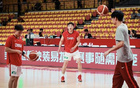 中国男篮在关键热身赛中惊险取胜，年轻球员王俊杰贡献两双数据成为全场焦点，展现强劲潜力与出色表现